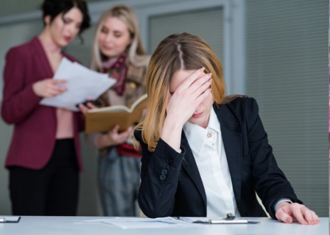 Kobieta nie może skupić się na pracy w głośnym biurze