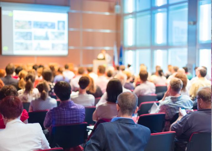 Przestrzeń w sali konferencyjnej dostosowana do liczby uczesników